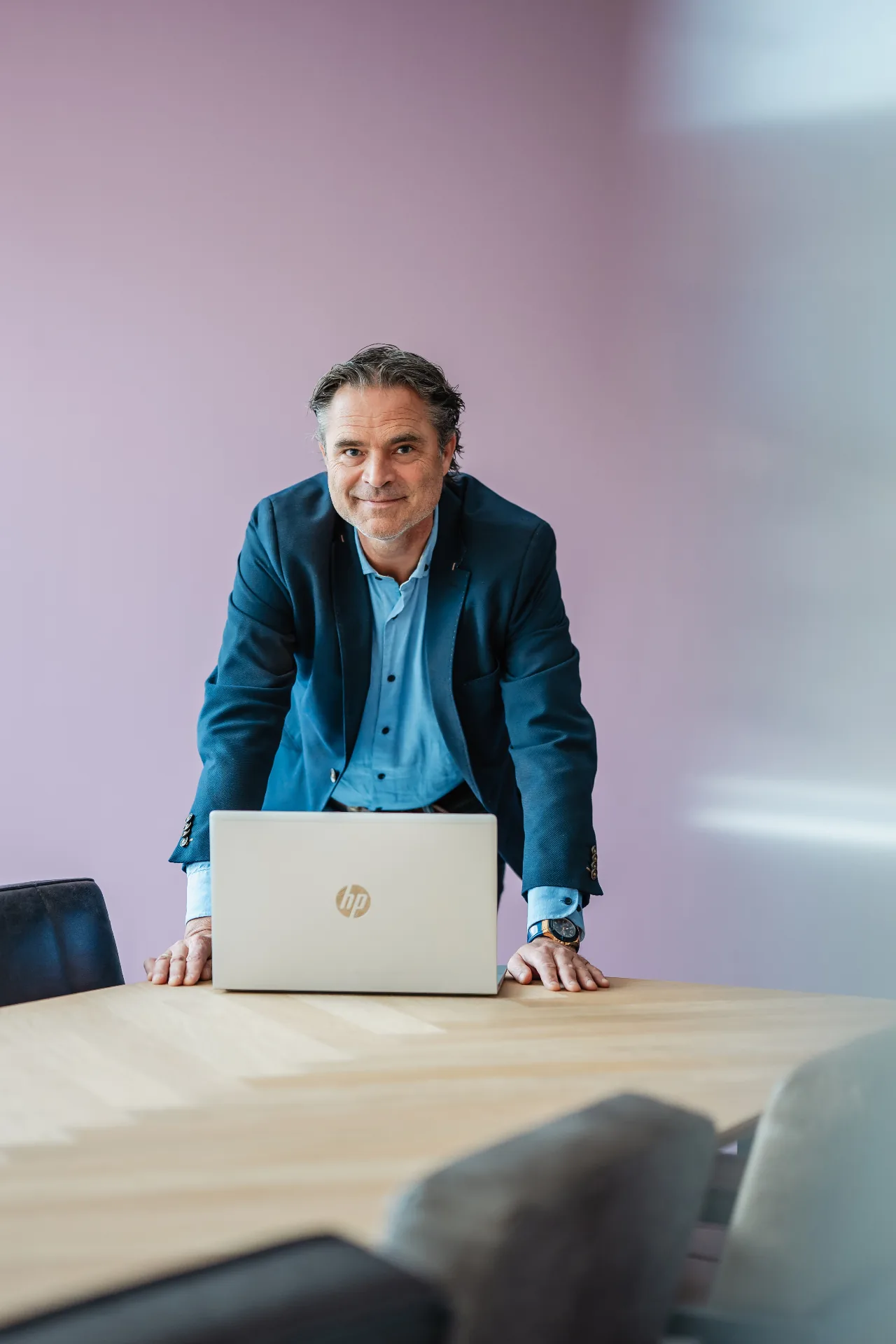 Adviseur van PoortEijk met laptop in een lichte vergaderruimte