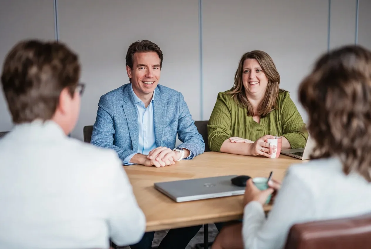 Adviseur van PoortEijk helpt een startende ondernemer met de administratie