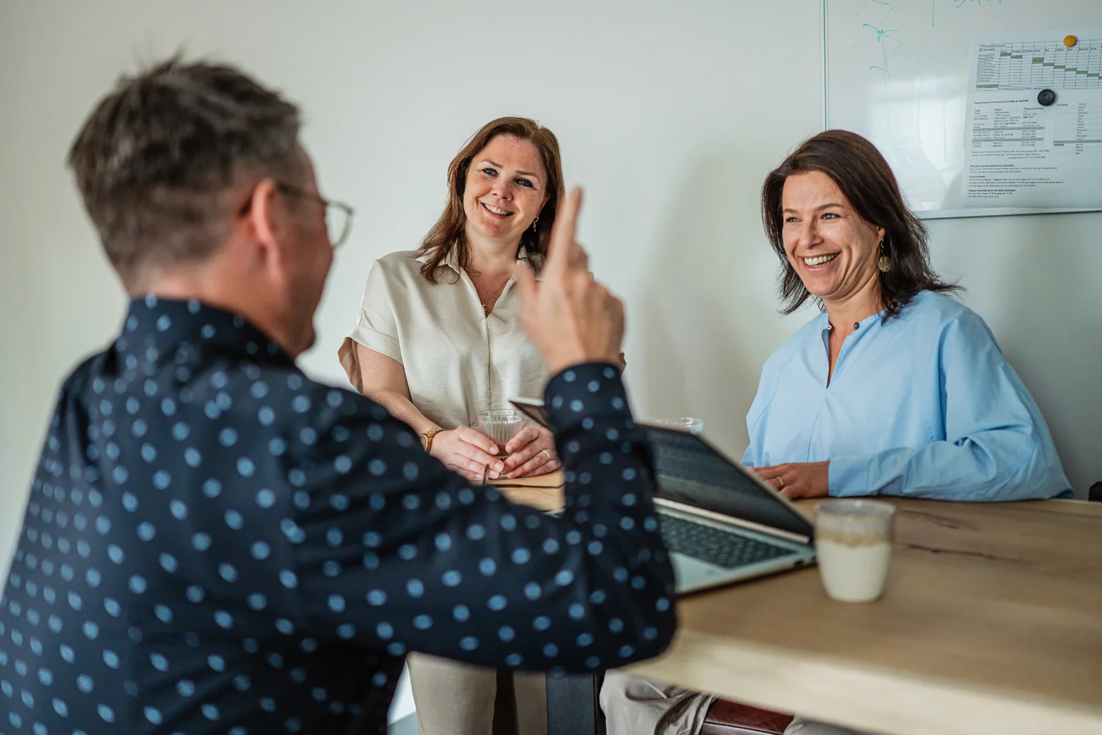 Team van PoortEijk in gesprek met een klant over de inkomstenbelastingaangifte