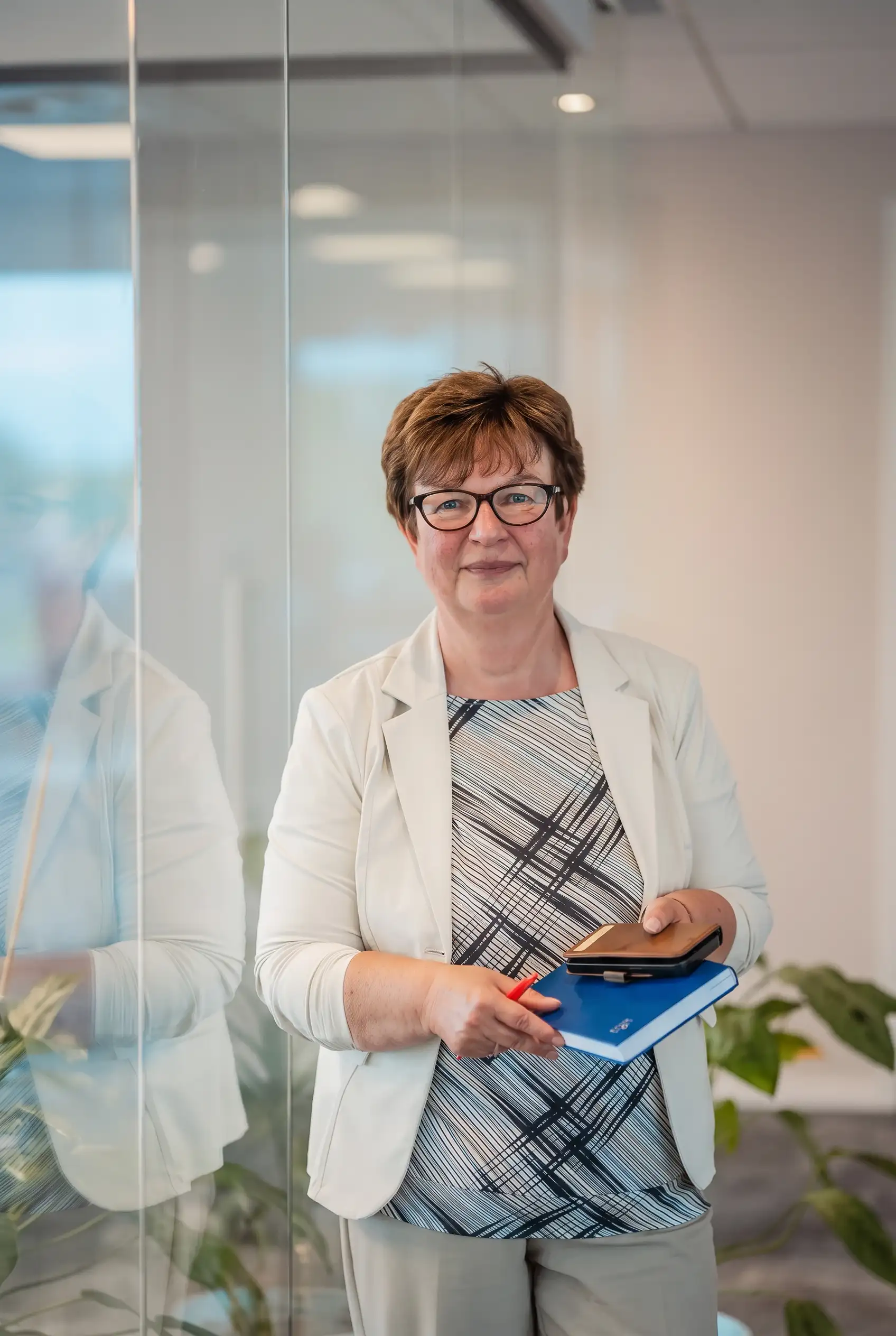 Adviseur van PoortEijk met agenda en telefoon in kantoor Leusden
