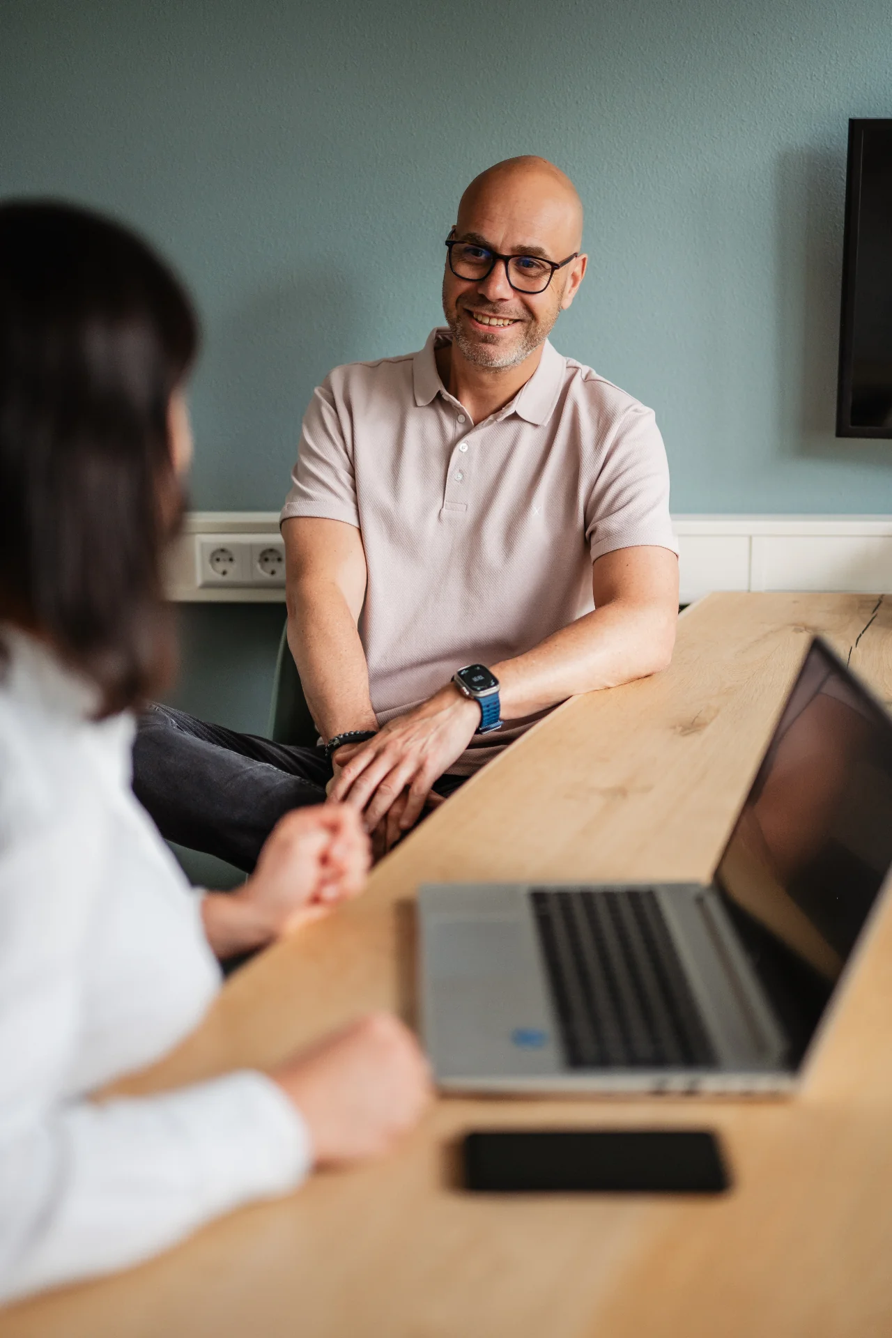 Adviseur van PoortEijk in gesprek met klant aan tafel