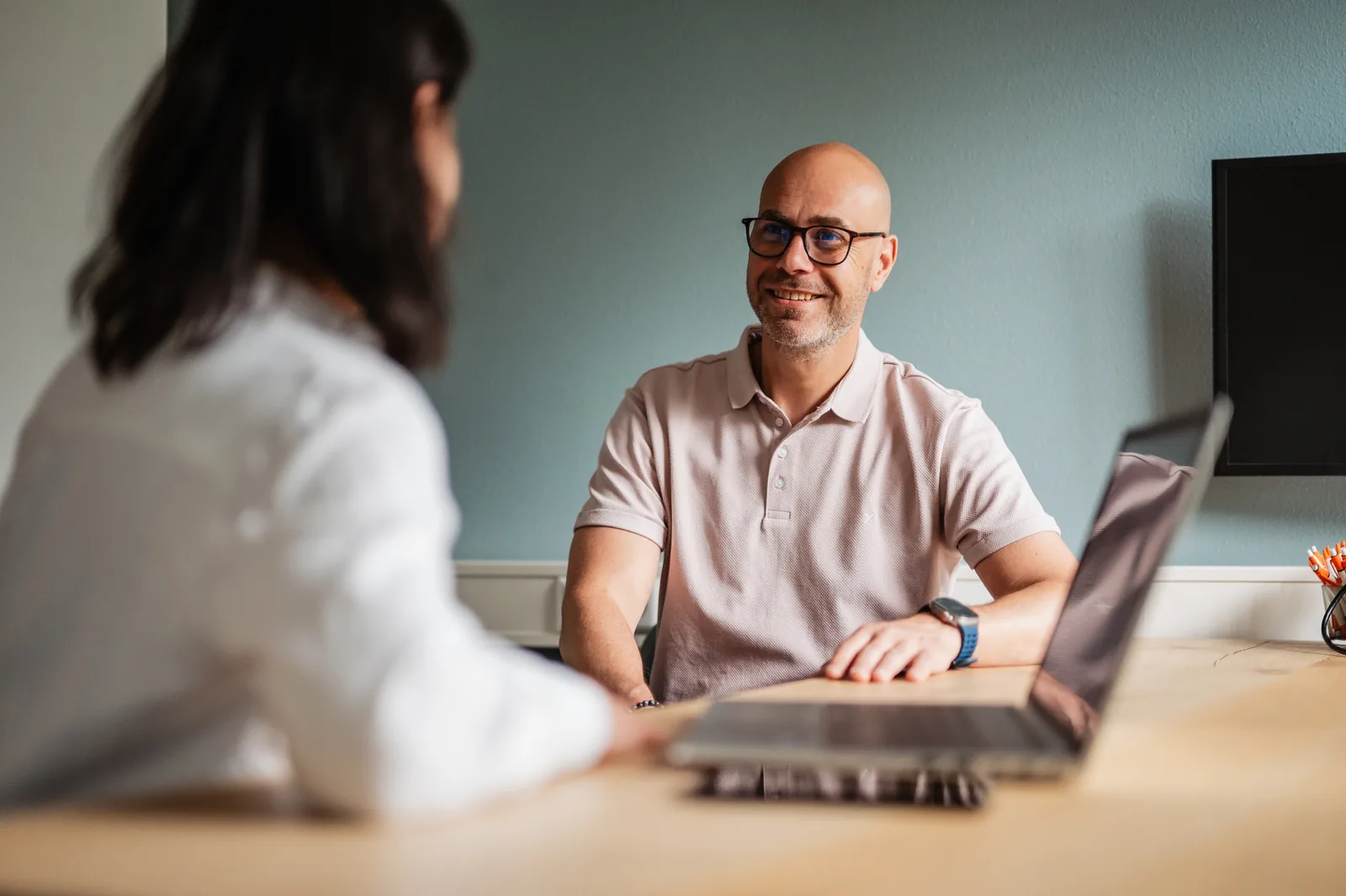 Adviseur van PoortEijk in gesprek met klant aan tafel op kantoor in Leusden