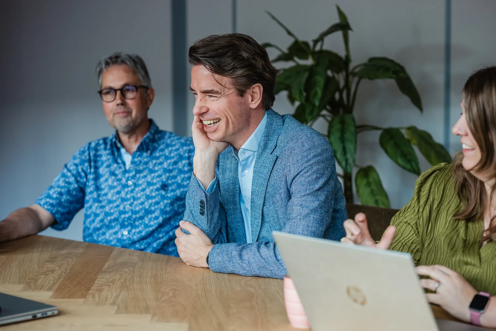 Adviseurs van PoortEijk in gesprek met een klant aan de vergadertafel