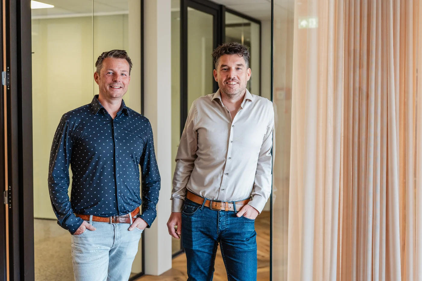 Twee adviseurs van PoortEijk op kantoor in Leusden