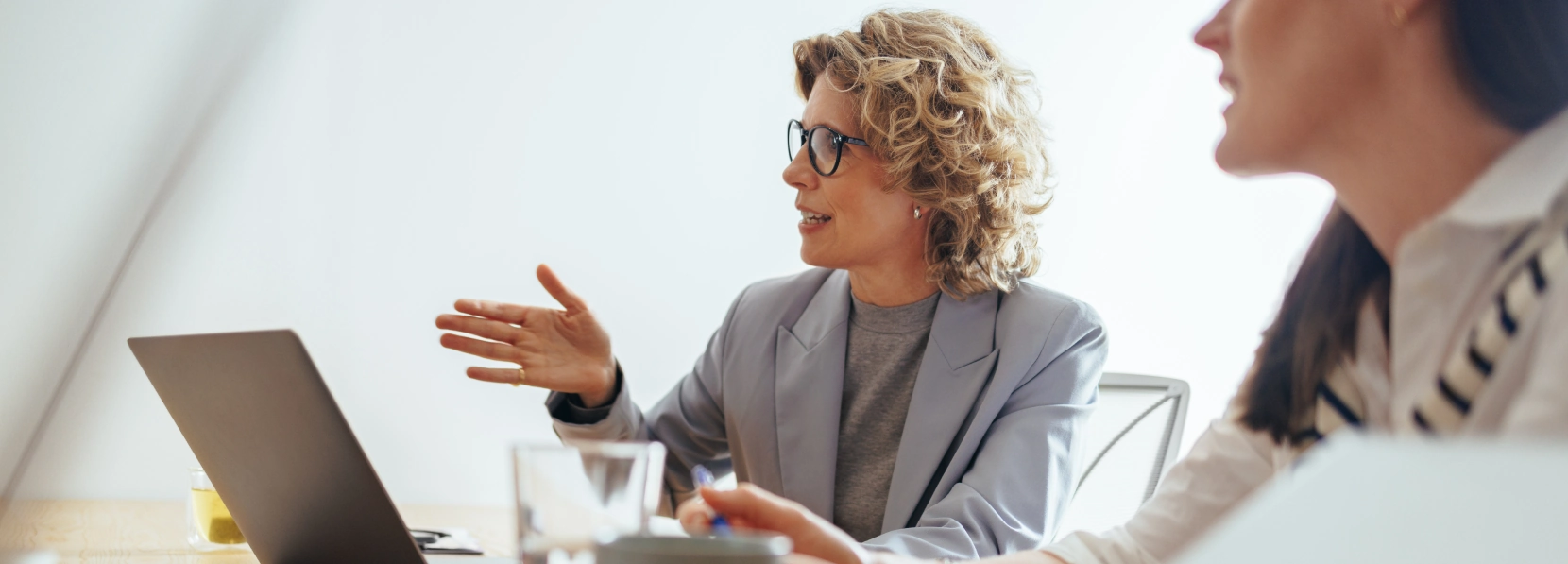 Adviseur van PoortEijk bespreekt de overstap met een zzp-klant aan tafel